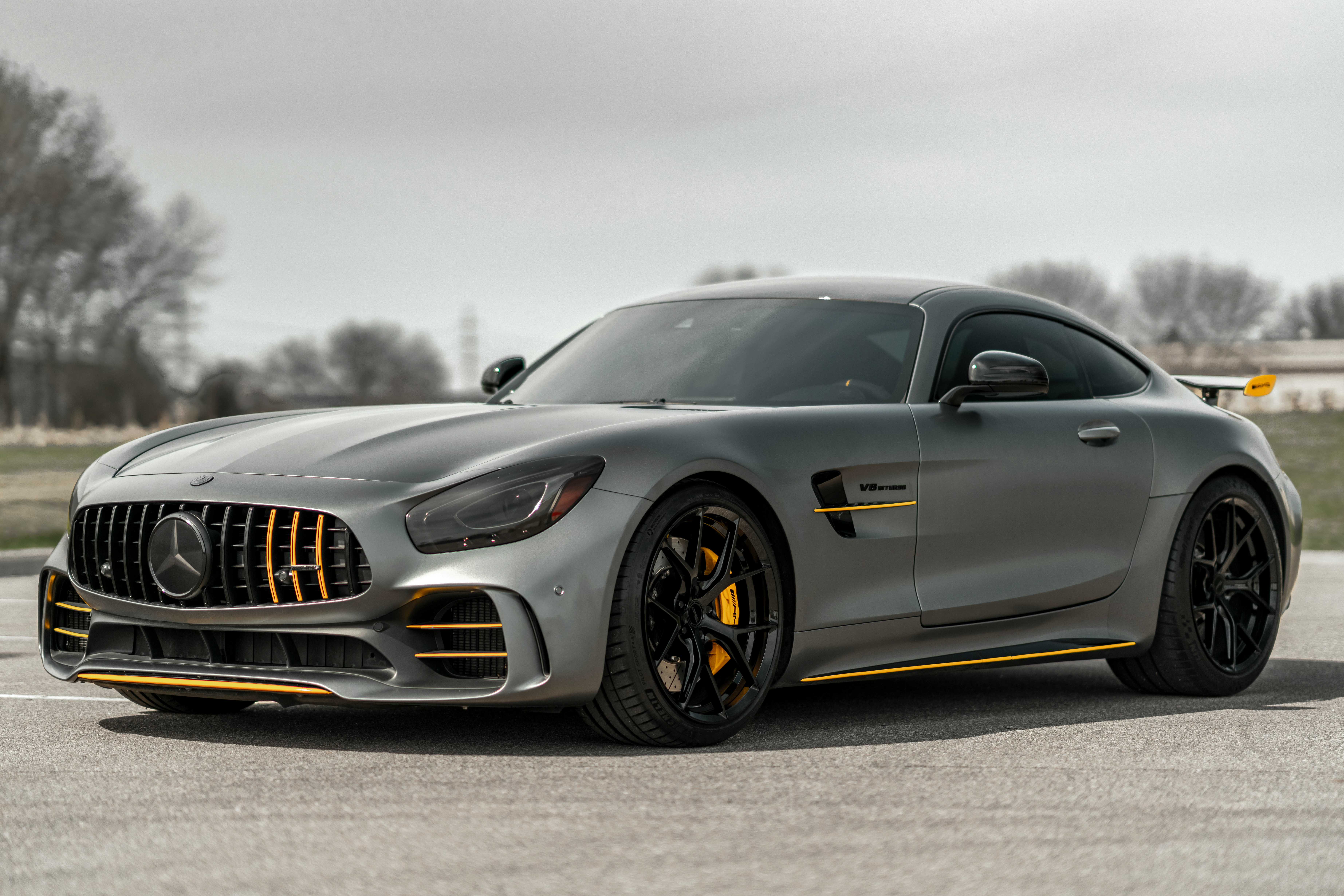Mercedes-AMG GT R, siv z rumenimi akcenti, pogled od spredaj s strani