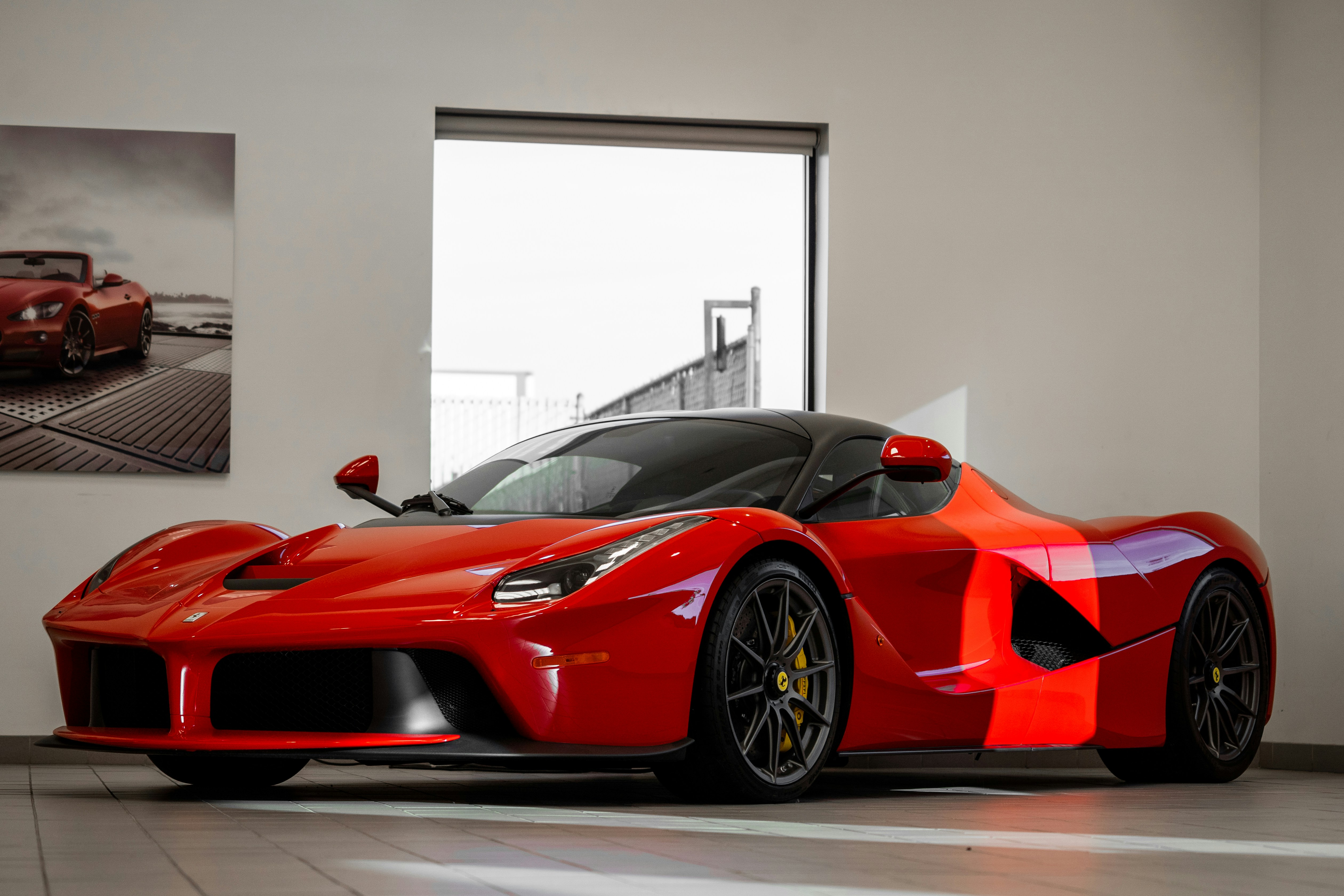 Ferrari LaFerrari, rdeč, v svetlem razstavnem salonu