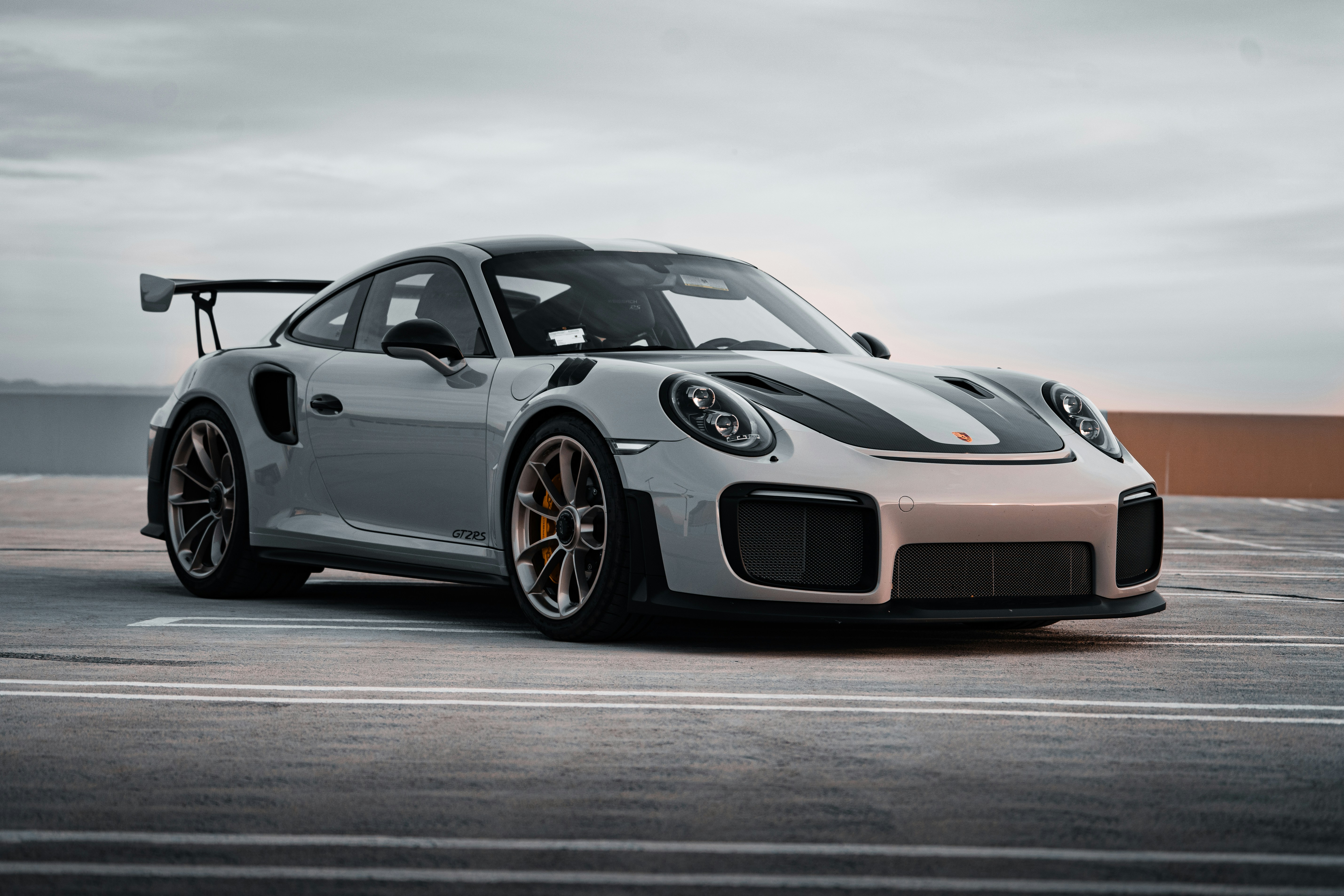 Porsche 911 GT2 RS, siv, pogled od spredaj na parkirni hiši